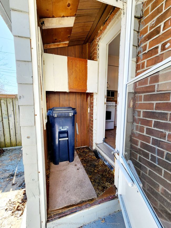 635 Coxwell Ave, House attached with 3 bedrooms, 2 bathrooms and null parking in Toronto ON | Image 34