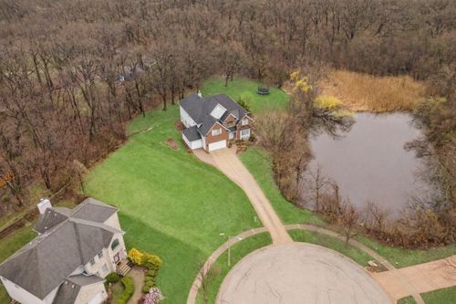 9025 Darien Woods Ct, Darien, IL, 60561-5286 | Card Image