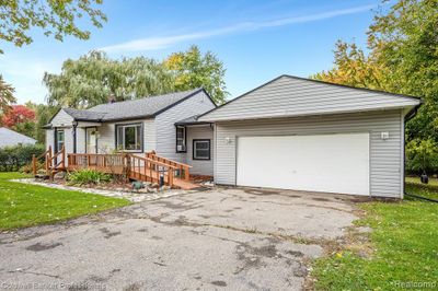 2705 Hatton Road, Home with 2 bedrooms, 1 bathrooms and null parking in Auburn Hills MI | Image 3