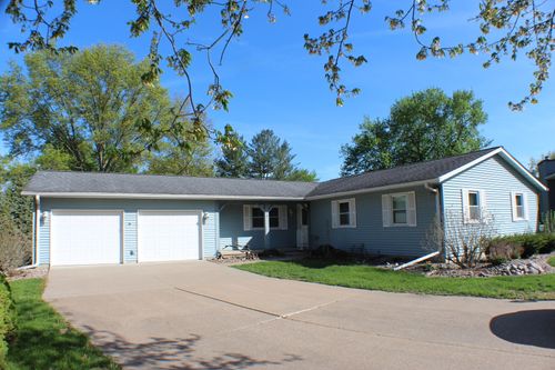 8 Apache Ct, Eldridge, IA, 52748-9601 | Card Image