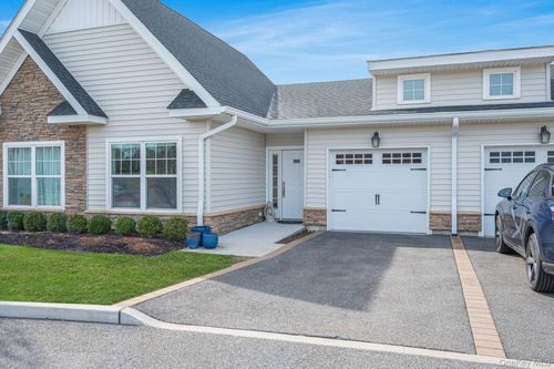 3104 Fox Hill Dr, Calverton, NY, 11933-1395 | Card Image