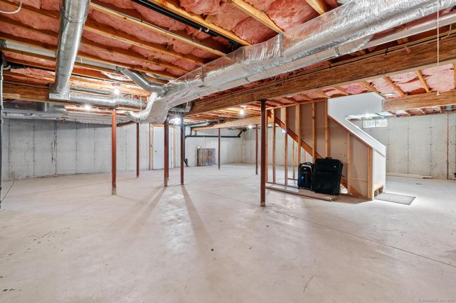 High ceilings and plenty of storage. | Image 33