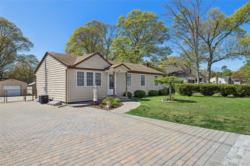 140 Poplar St, Central Islip, NY, 11722-4301 | Card Image