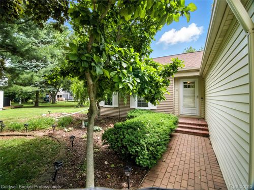 5728 Coach House Ct, Waterford, MI, 48327-3000 | Card Image