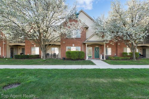 45512 Hidden View Ct, Utica, MI, 48315-5921 | Card Image