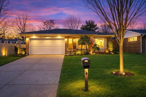 39327 Timberlane Dr, Sterling Heights, MI, 48310-2460 | Card Image