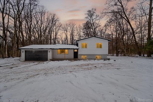 10031 Carmer Rd, Fenton, MI, 48430-2417 | Card Image