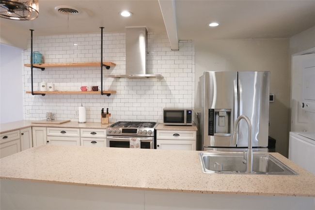 502 W B Ave, House other with 3 bedrooms, 2 bathrooms and 4 parking in Kingsville TX | Image 6