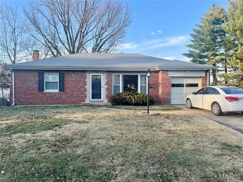 8501 Grantshire Ln, Saint Louis, MO, 63123-1208 | Card Image