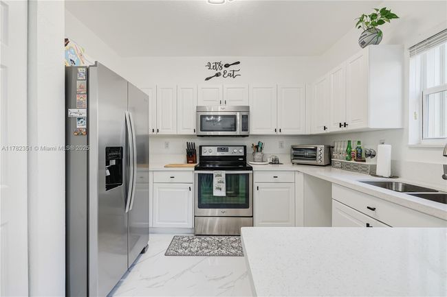 9369 Sw 221 St St, Townhouse with 2 bedrooms, 3 bathrooms and null parking in Cutler Bay FL | Image 15