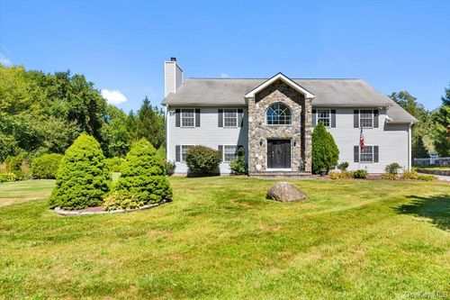 70 Oak Pond Ln, Mahopac, NY, 10541-2063 | Card Image