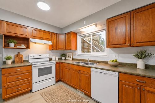 8024 Cedar St, Mission, BC, V2V3N1 | Card Image