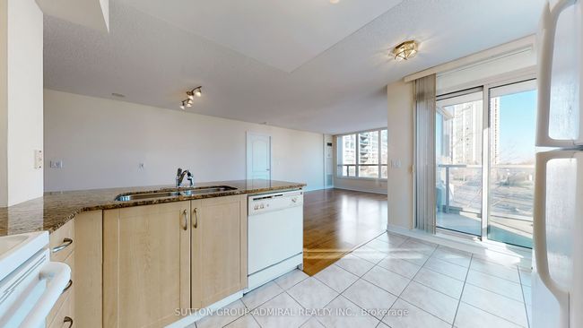 204 - 60 Disera Dr, Condo with 2 bedrooms, 2 bathrooms and null parking in Vaughan ON | Image 19