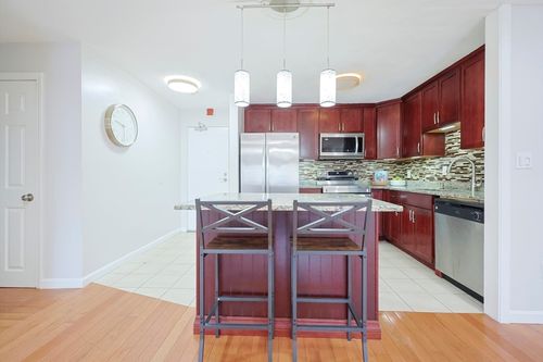 e212-32 Whites Ave, Watertown, MA, 02472-4305 | Card Image