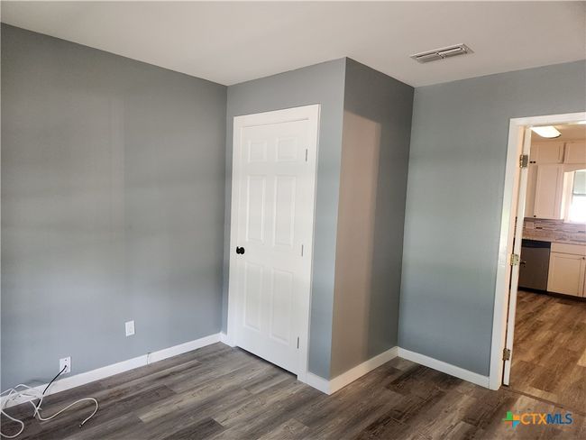 325 Montgomery St, House other with 3 bedrooms, 1 bathrooms and null parking in Yoakum TX | Image 7