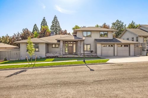 534 Autumn Hills Dr, Medford, OR, 97504-4526 | Card Image