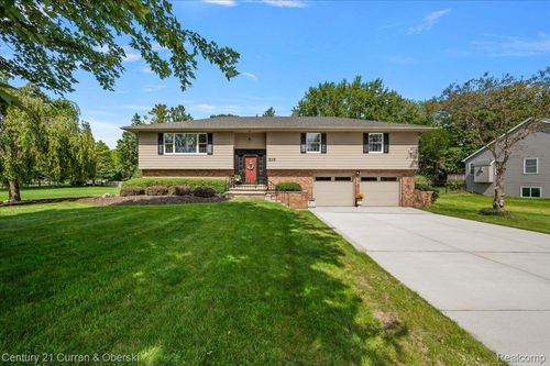 219 E Caledonia St, Howell, MI, 48843-1226 | Card Image