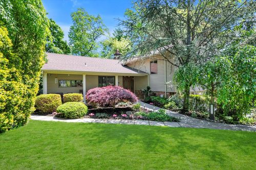 44 Fernwood Ln, Roslyn, NY, 11576-1426 | Card Image