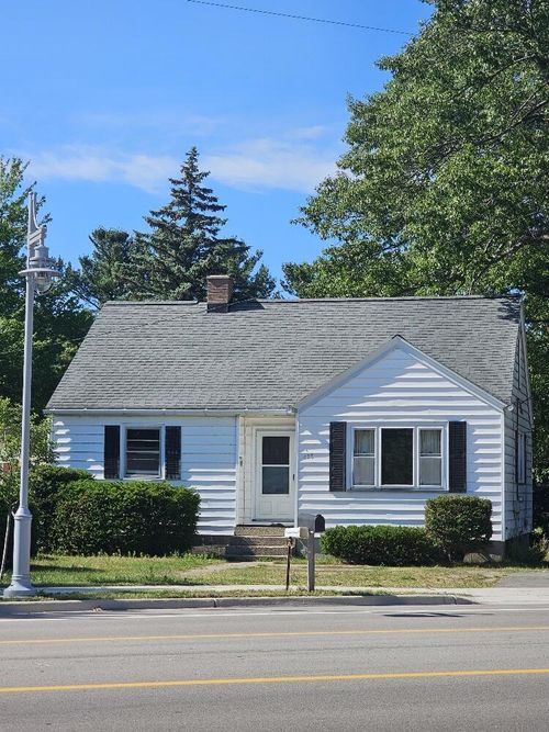428 Seminole Rd, Norton Shores, MI, 49444-3718 | Card Image