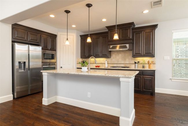 Large Breakfast Bar. Refrigerator Stays. | Image 10