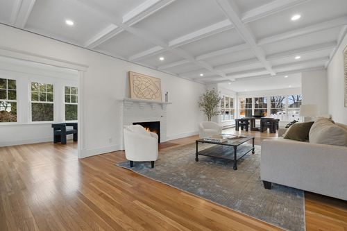 695 Salem St, Lynnfield, MA, 01940-2344 | Card Image