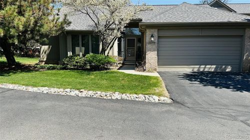33779 Vista Dr, Farmington Hills, MI, 48331-2270 | Card Image
