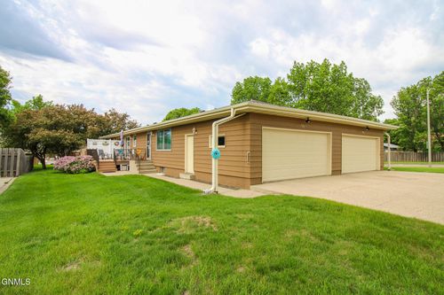 101 Estevan Dr, Bismarck, ND, 58503-0318 | Card Image