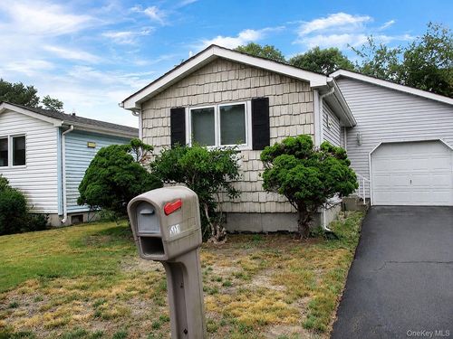 5131 Village Cir E, Manorville, NY, 11949-9565 | Card Image