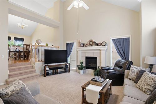 2353 Sw Switchback Ct, Lee's Summit, MO, 64082-4089 | Card Image