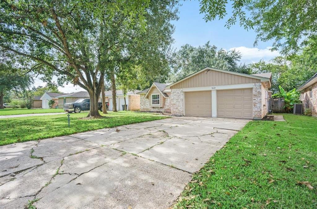 Barcelona Dr, Friendswood, TX 77546