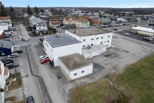 585 Warren Ave, East Providence, RI, 02914-2809 | Card Image