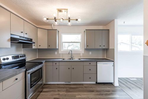320 16 St Ne, Medicine Hat, AB, T1A7L9 | Card Image