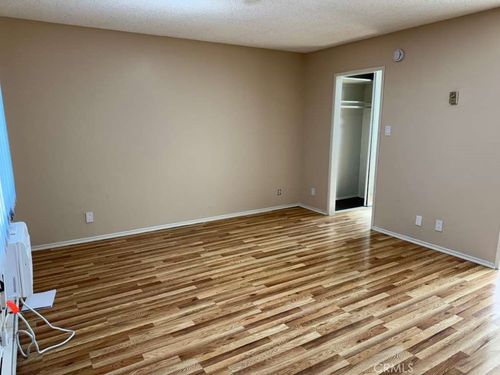 6438 Mammoth Ave, Van Nuys, CA, 91401-1523 | Card Image