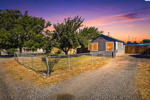 908 Chris Ave, Benton City, WA, 99320-5190 | Card Image