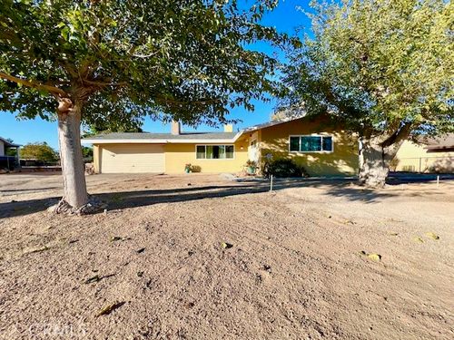 18236 Danbury Ave, Hesperia, CA, 92345-7151 | Card Image