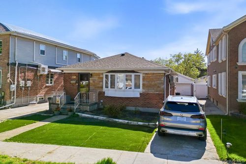 58-12 264th St, Little Neck, NY, 11362 | Card Image