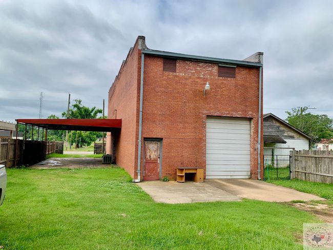 105 E Main St, House other with 2 bedrooms, 1 bathrooms and null parking in Bloomburg TX | Image 4