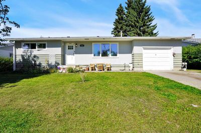 4608 50 Ave, House other with 4 bedrooms, 2 bathrooms and 2 parking in Bentley AB | Image 1