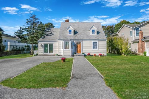 404 Vanderbilt Blvd, Oakdale, NY, 11769-2038 | Card Image