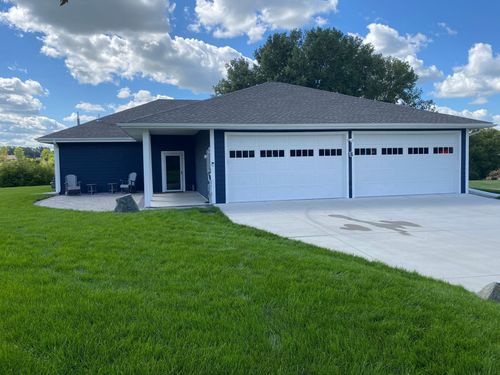 1740 Bay Oaks Dr, Albert Lea, MN, 56007-4204 | Card Image