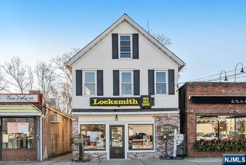 10 W Prospect St, Waldwick, NJ, 07463-1789 | Card Image