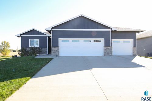 622 Sherwood Cir Circle, Hartford, SD, 57033 | Card Image
