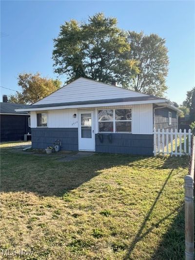 View of front of property featuring a front lawn | Image 1