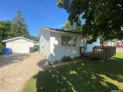 386 4 Th Avenue N, House with 3 bedrooms, 2 bathrooms and 4 parking in Yorkton SK | Card Image