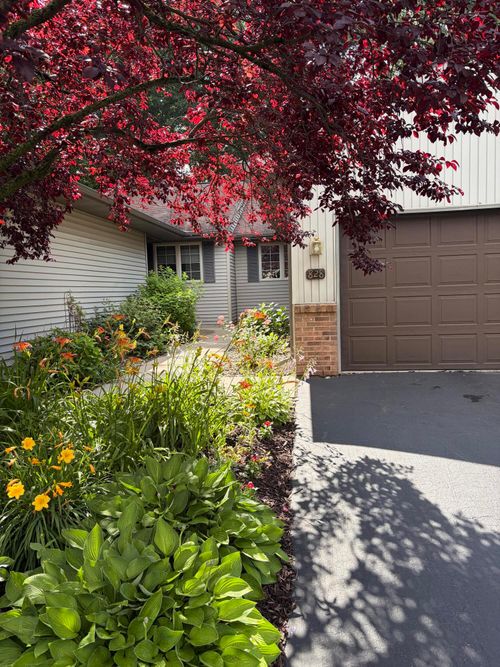 21-828 Highbanks Dr, Allegan, MI, 49010-1697 | Card Image