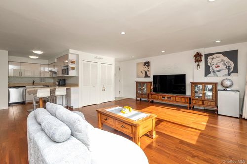 6d-10-10 166th St, Whitestone, NY, 11357-2235 | Card Image