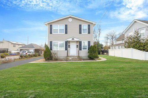 130 5th Ave, Bay Shore, NY, 11706-7346 | Card Image