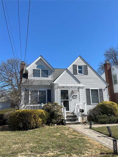 10 Kamda Blvd, New Hyde Park, NY, 11040-3136 | Card Image
