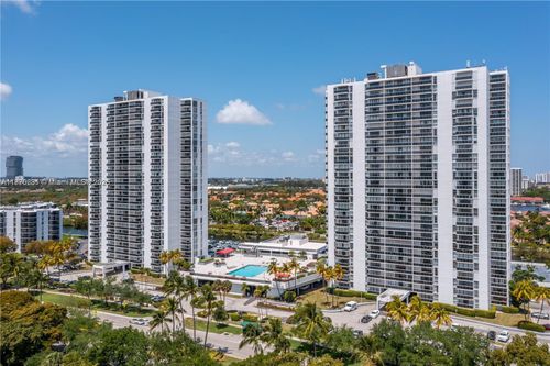 204-3675 N Country Club Dr, Aventura, FL, 33180-1705 | Card Image