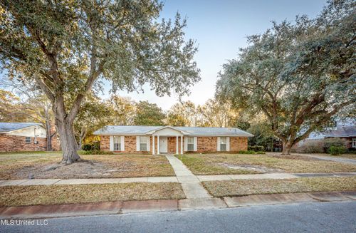 1512 Woodhaven St, Pascagoula, MS, 39581-2242 | Card Image